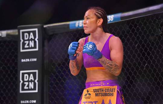 Cris Cyborg a signé un contrat pour combattre Pacheco